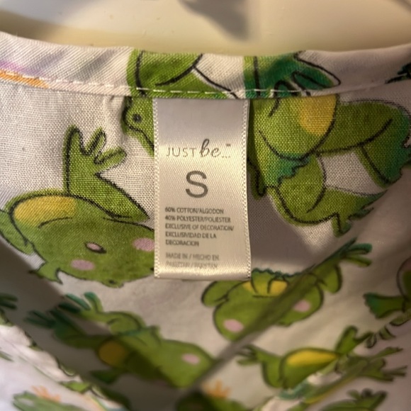 Frog scrub top! - Picture 4 of 8